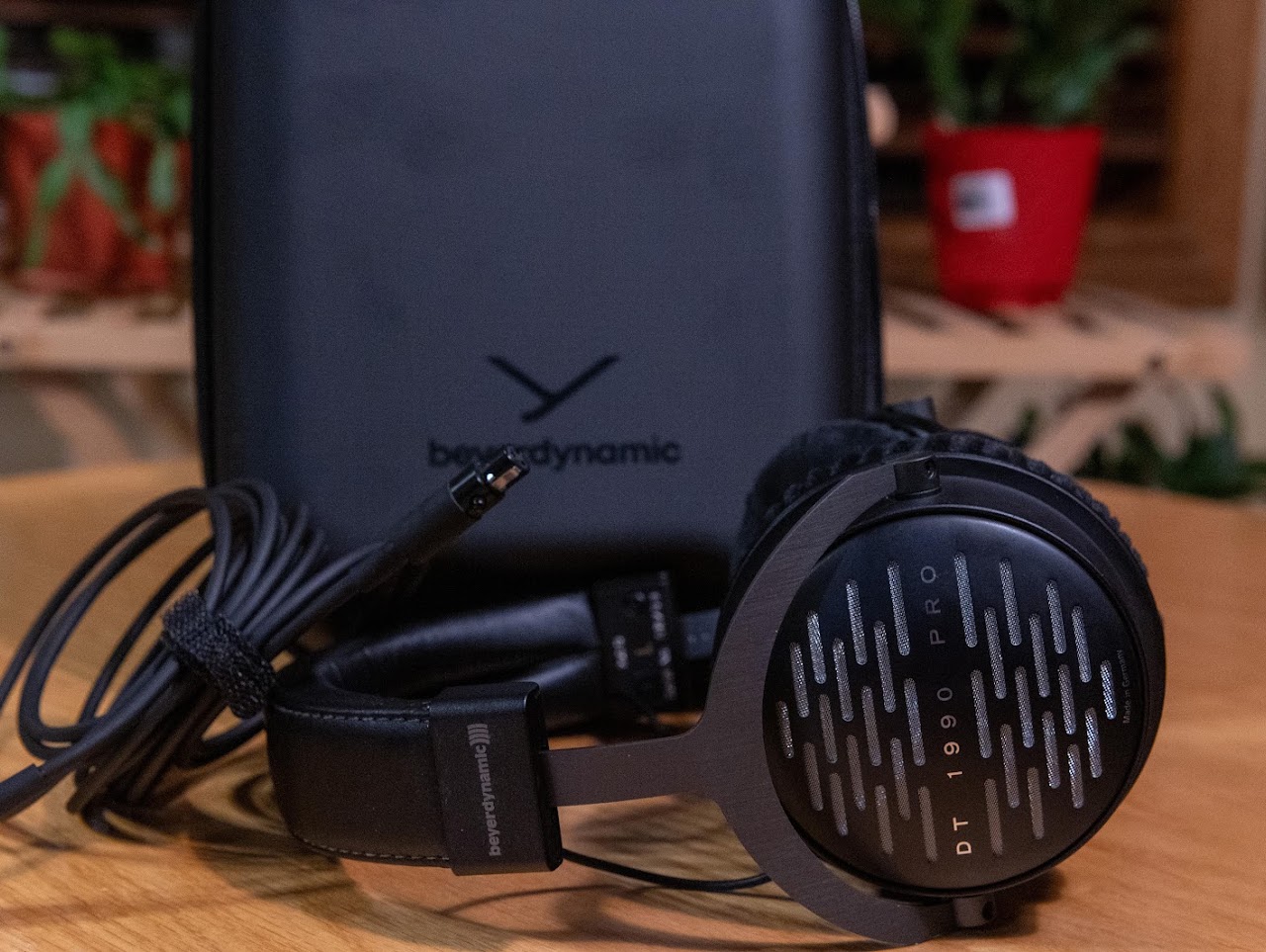 Beyerdynamic DT 1990 Pro lead detail photograph 2