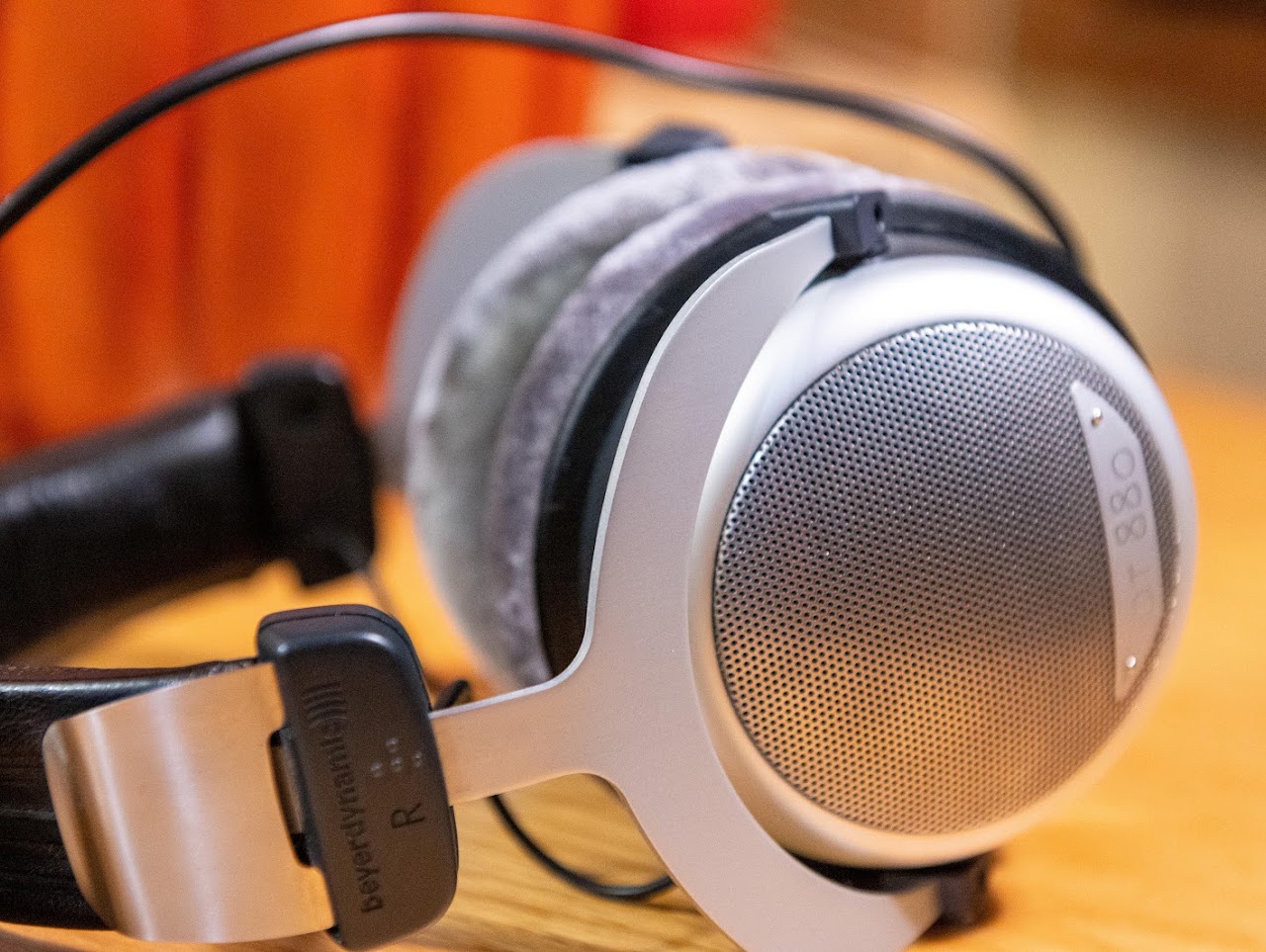 Beyerdynamic DT 880 250Ω lead detail photograph 2