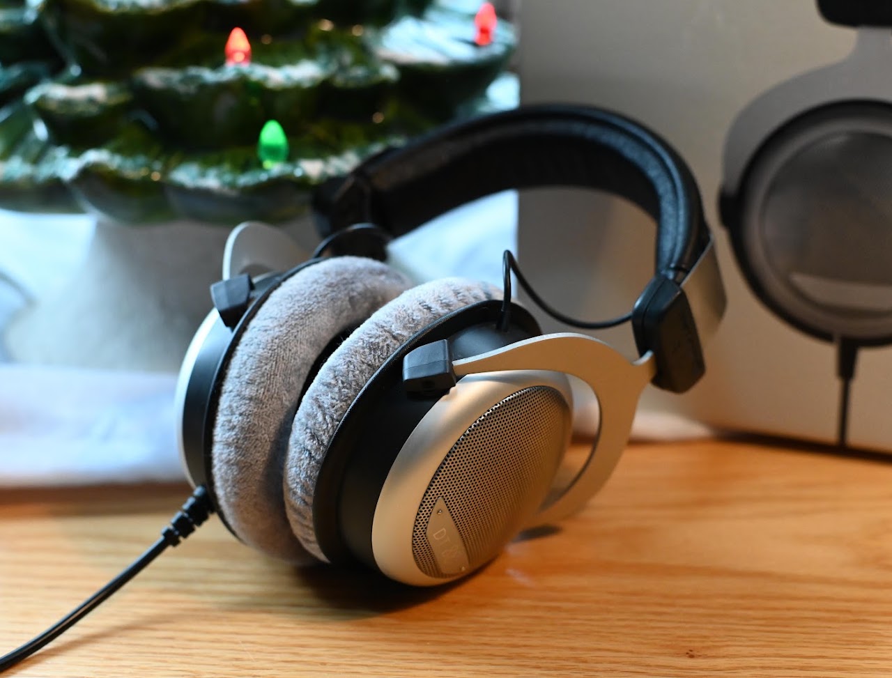 Beyerdynamic DT 880 250Ω lead detail photograph 3