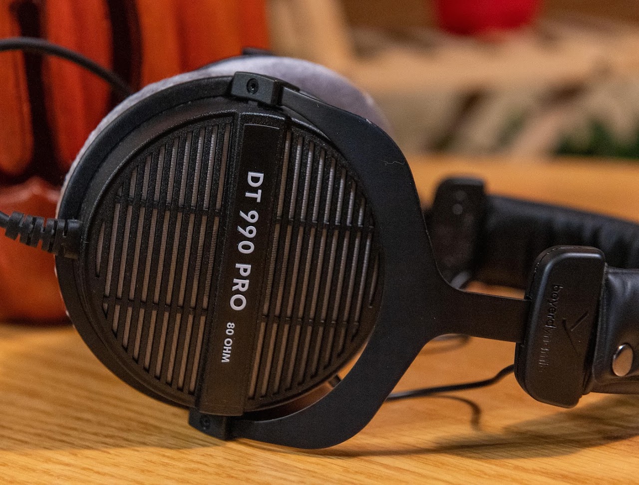 Beyerdynamic DT 990 Pro 80Ω lead detail photograph 3