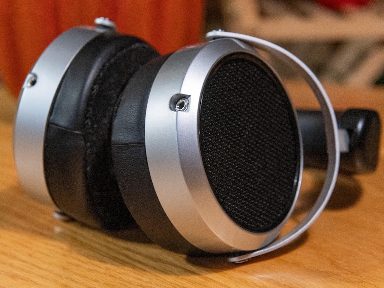 Hifiman HE400se lead detail photograph 2