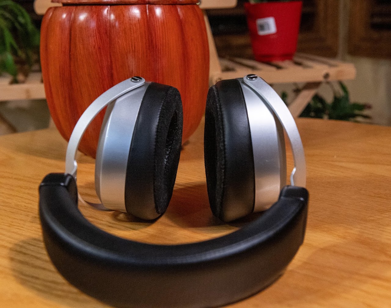 Hifiman HE400se headphones resting on a table