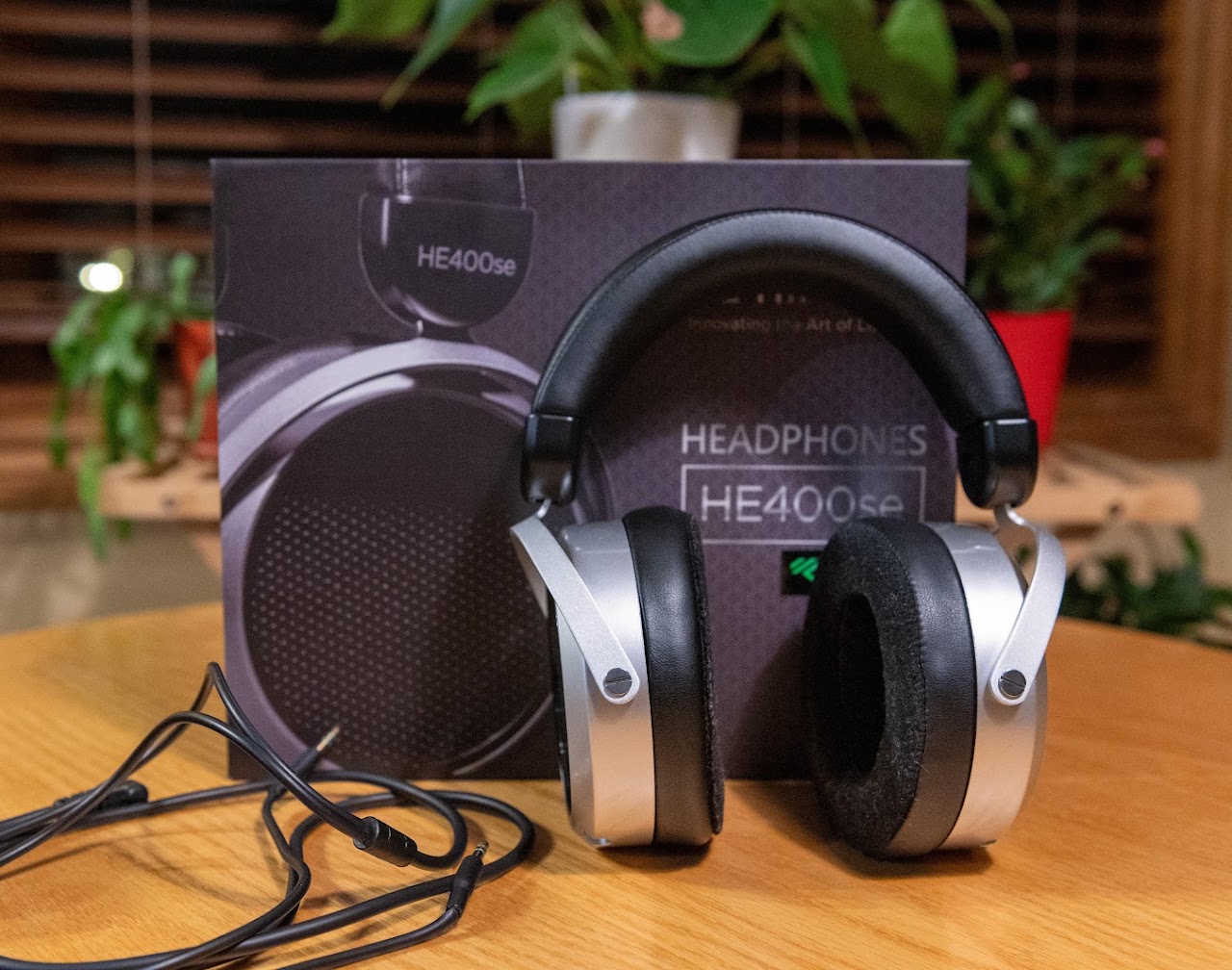 Hifiman HE400se headphones in front of their box
