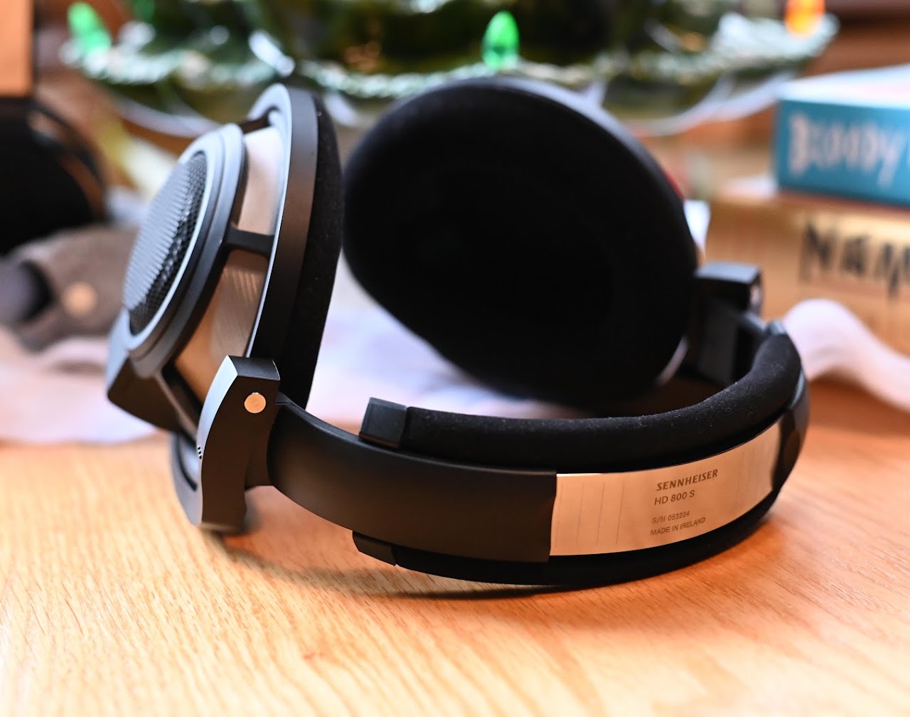 Inside view of the Sennheiser HD 800 S headband and ear pads