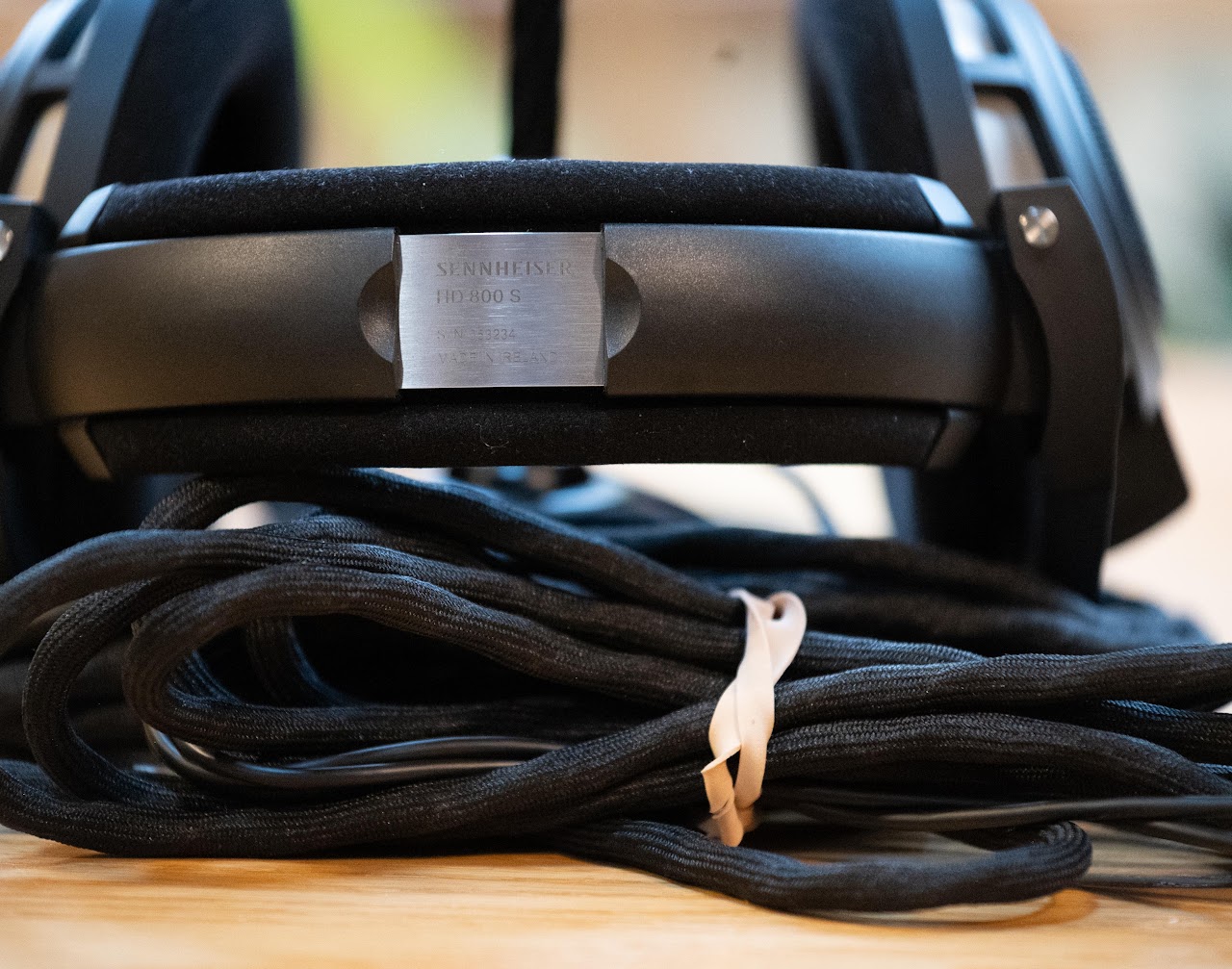 Close view of the Sennheiser HD 800 S headband and cable